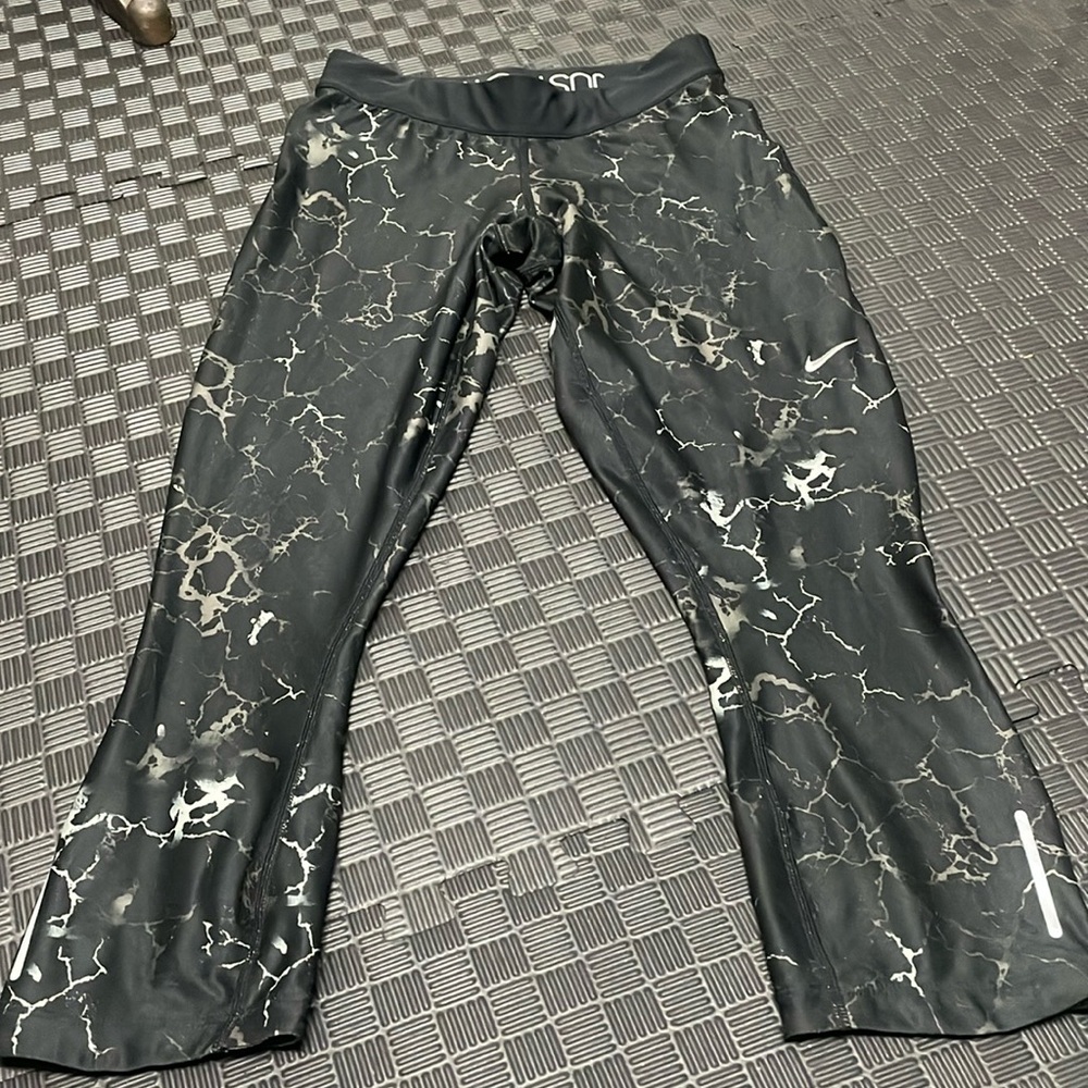 Black nike lightning pattern dri fit capri leggings with tags size small